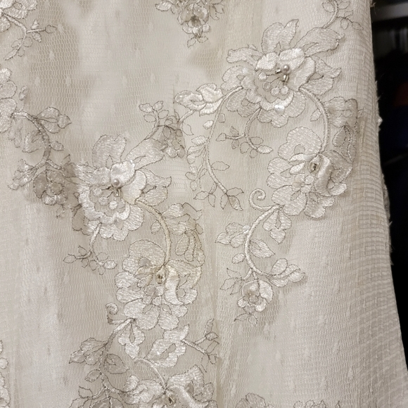 'Alfred Angelo Sapphire' Ivory Lace Beaded Mermaid Sillhoutte Wedding Gown - Picture 9 of 16